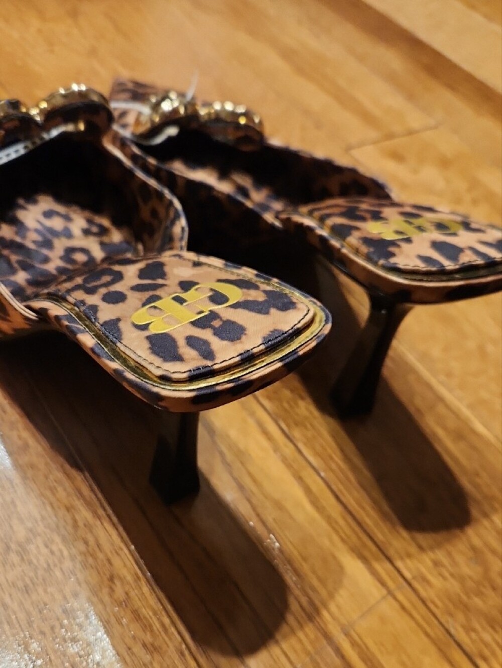 Gianni Bini Leopard Print Pointed Toe Mules with Gold Heart Accent Size 9.5 - Picture 5 of 6